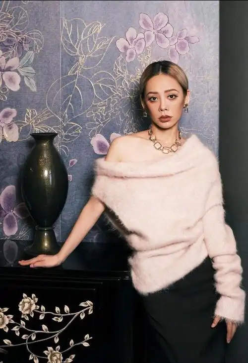 宁静晒与刘德华合影偷偷比心,丝绒长洋气时髦,48岁依旧率真可爱