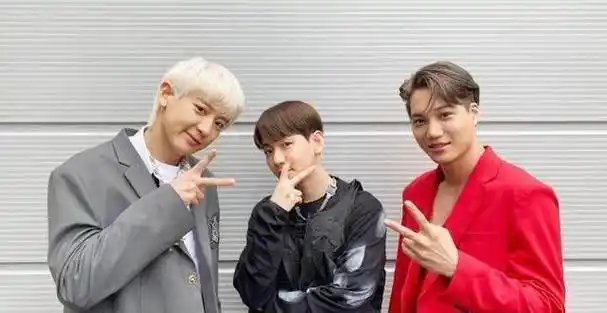 exo晒3人帅气合照,朴灿烈,边伯贤体型差好萌,金钟仁胸肌抢戏_solo