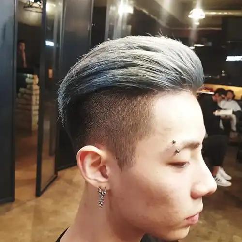 柔顺直发vs大背头发型 你偏爱哪一款?