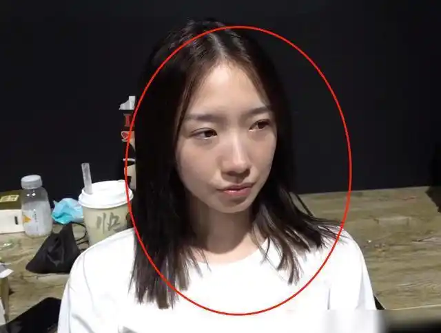 孟美岐后台花絮被传开,素颜模样意外火了,这皮肤也太好了吧?