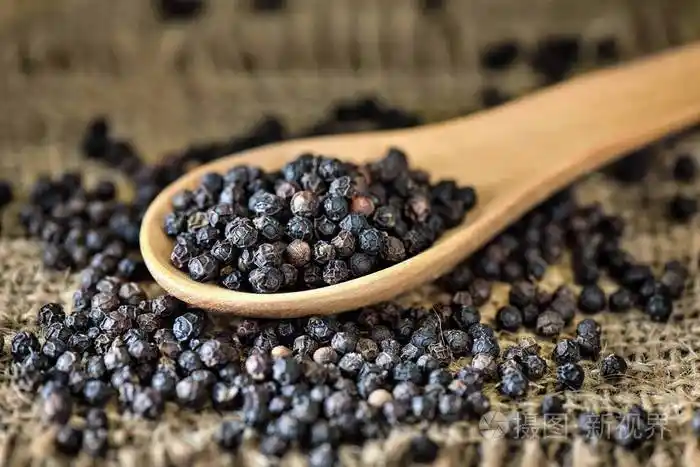 桌子上的黑胡椒粉