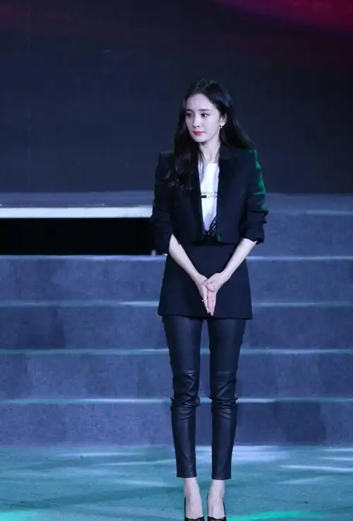 杨幂黑色小西装出席盛典 造型干练气场全开