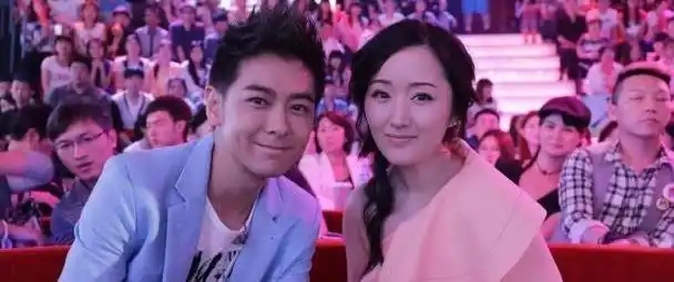 杨钰莹低调领证,老公居然是他,甩赖文峰几条街|杨钰莹|赖文峰|鲍国安