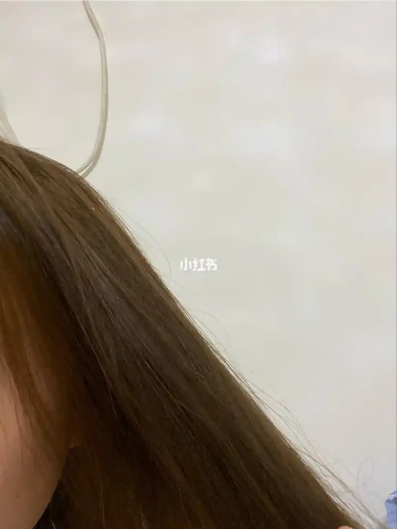 爱茉莉香草黄 原来发色是偏棕色,爱茉莉的泡沫染发剂没有很大味道还