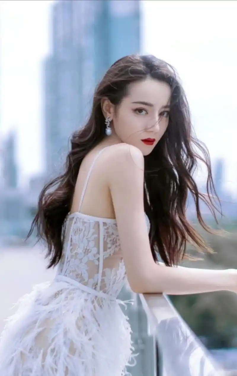 网友总结迪丽热巴没有大爆剧的原因,长相明艳英朗,性格甜美软萌,两者