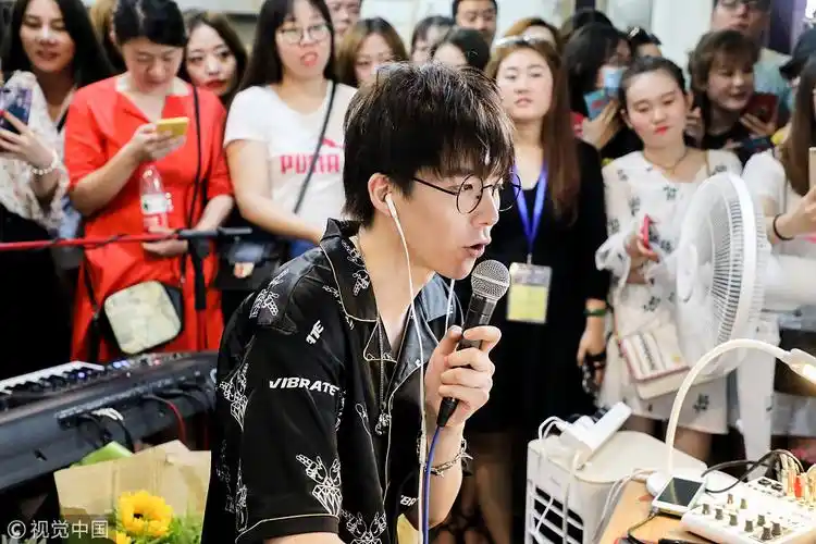 摩登兄弟安东老街直播现场火爆 视觉中国鉴证主唱帅气真容|163_手机