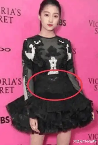 关晓彤小腹隆起孕味十足, 鹿晗这次要当爸爸了, 粉丝: 中奖了