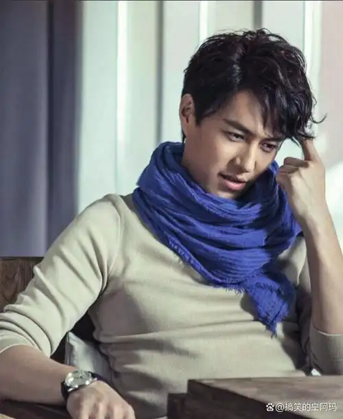 演员靳东,娶二婚小1岁演员李佳,婚后生两子,幸福美满