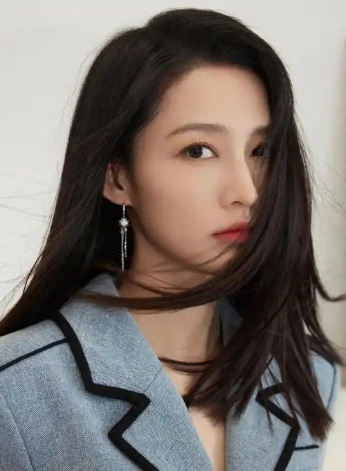 李沁小西装短裤,高跟鞋与美腿.