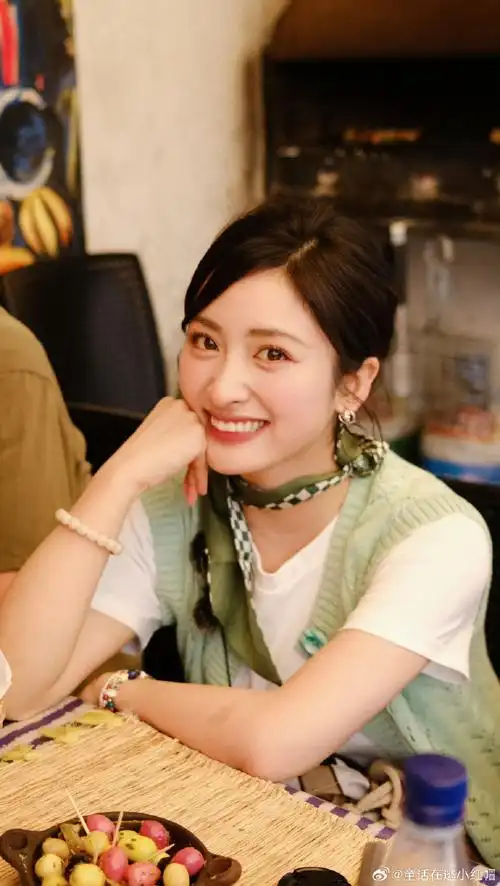 沈月超话#翟潇闻沈月拍照搭子##沈月谢谢这个拍照搭子##挡不住的镜头