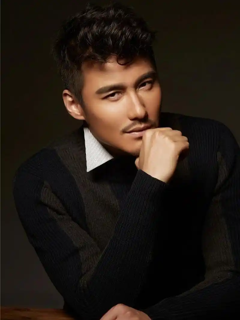 演员胡兵51岁仍未婚 知名演员胡兵近期因参加某节目,再度成为公众瞩目