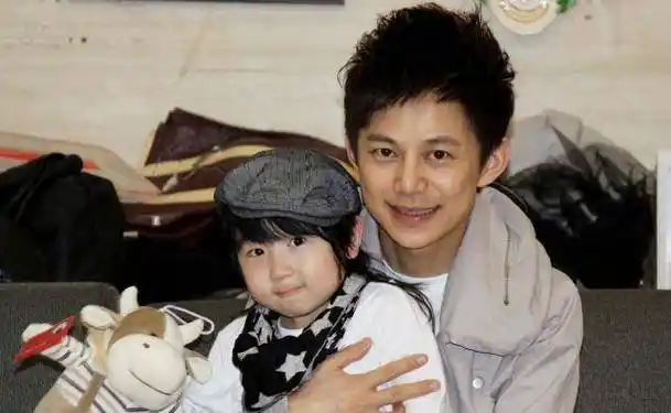 虽然何炅一直没有在公开场合承认自己已经结婚,但是他跟王菁之间的