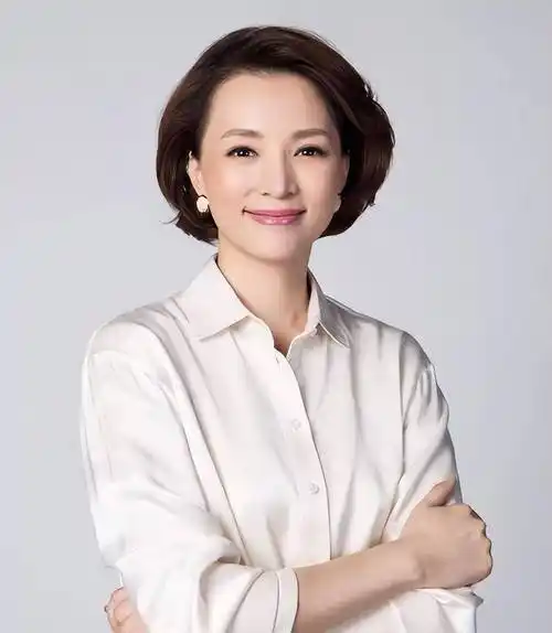 董卿主动离开是对的,2024春晚主持引热议,李思思给出"大惊喜"_家庭