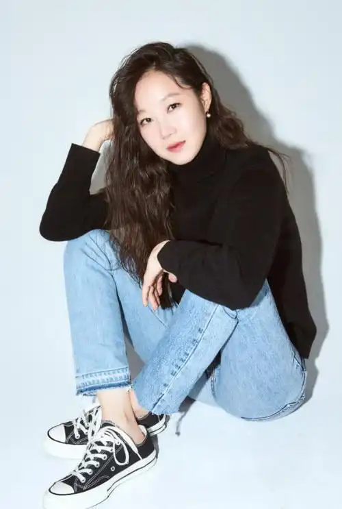 牛仔长裤,很是简约,但是给人一种非常清爽舒适的感觉,孔孝真的穿搭和