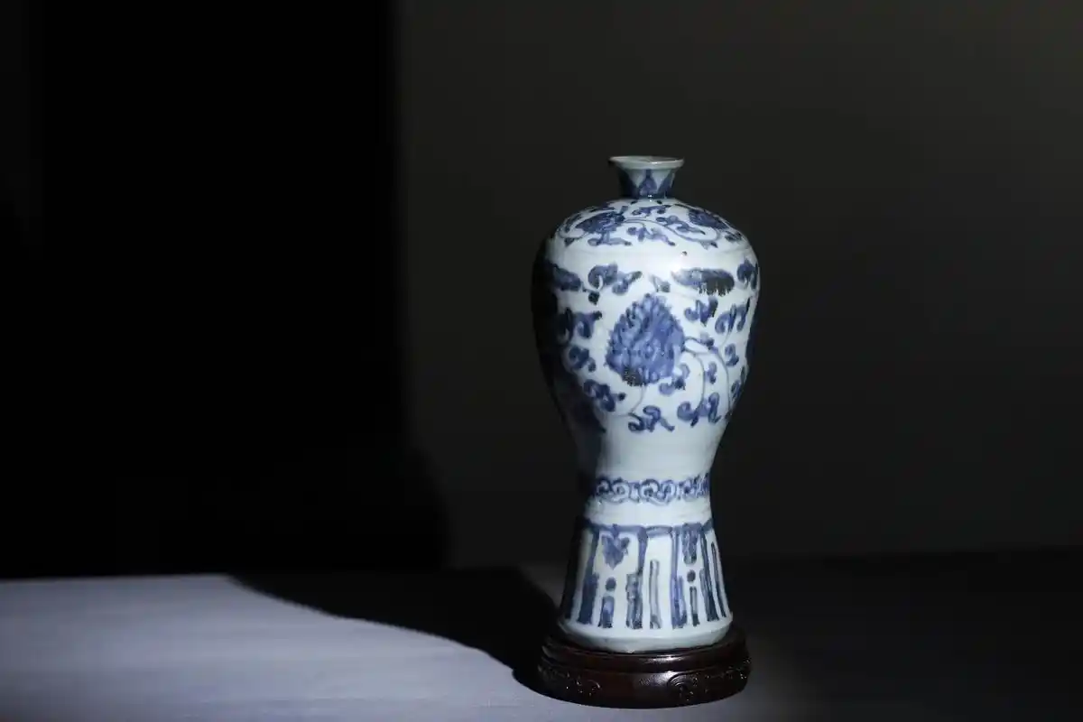 明代中期梅瓶.漂漂亮亮,不高不矮#青花瓷 #明清瓷器 #青花 - 抖音