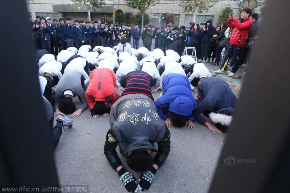 韩国高考开始 后辈跪地磕头祝学长顺利_高清图集_新浪网
