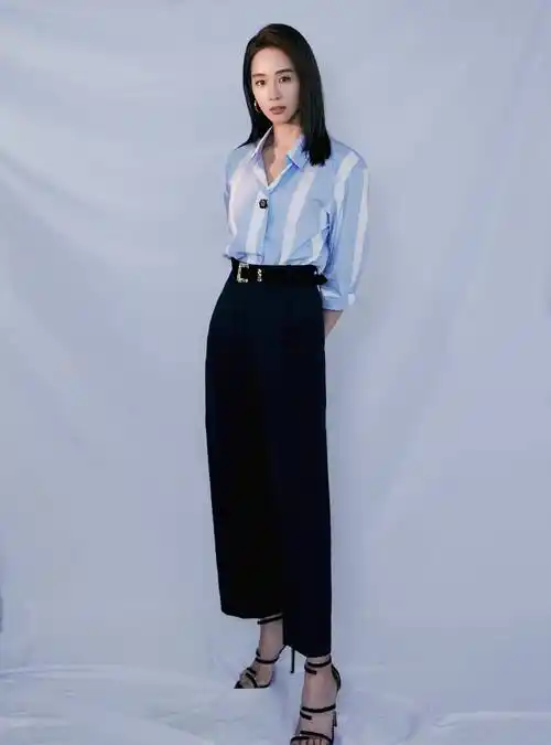 原创张钧甯真招摇硬塞小号深v裙勒出蜜桃身材怕展露还拿东西挡