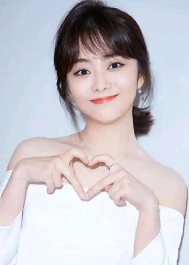 谭松韵漂亮可爱演技好!人品也好!喜欢她那天真烂漫活波可爱的形象!