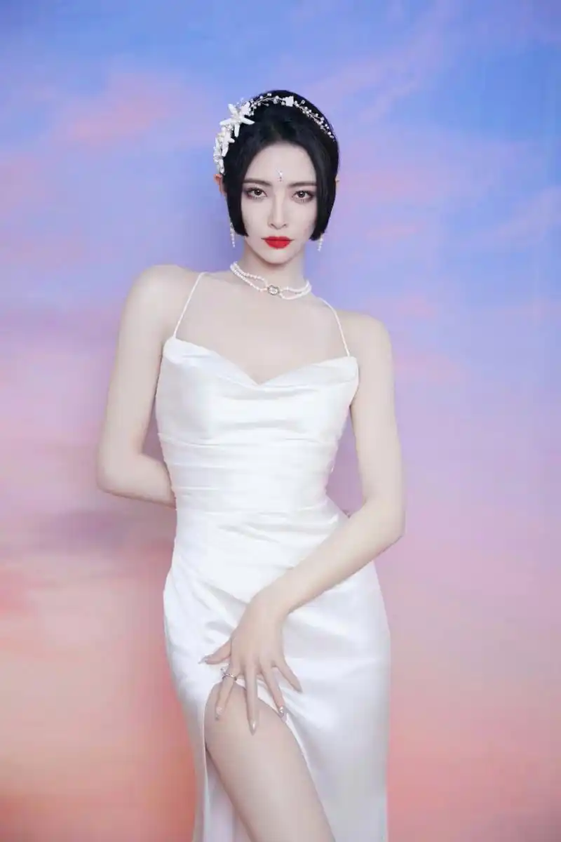 许佳琪# 一白色露背吊带裙,肤白貌美的容颜,窈窕曼妙的身材,前凸呵烫