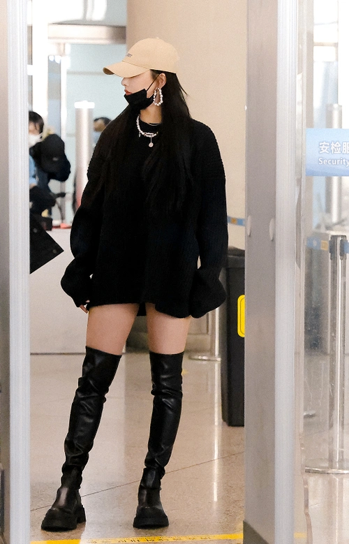 孔雪儿机场爱玩"下衣失踪",搭过膝靴尽显大长腿,又酷又时髦