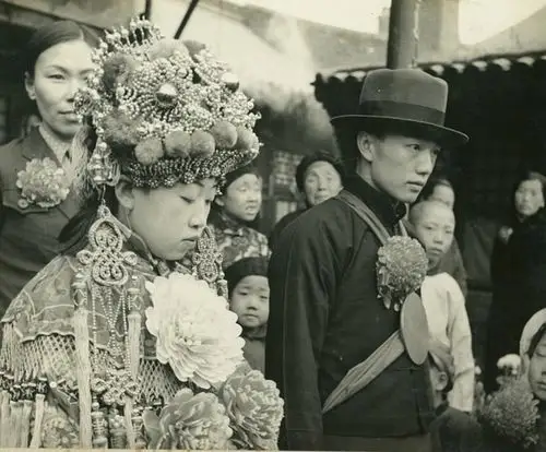 民国婚礼老照片:八抬大轿阵势浩大 奢华讲究