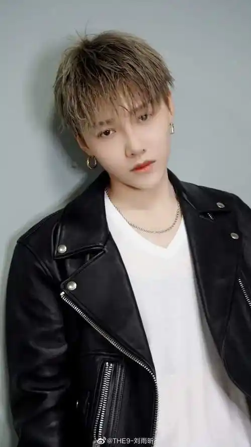 刘雨昕内衣照罕曝光短发平胸冲击力太大网友直言实在难以接受