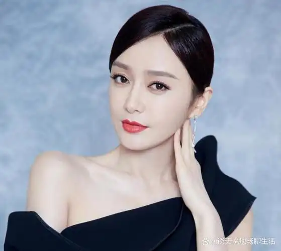 秦岚作为中国内地的一线女演员,拥有非常出色的演技和深厚的内涵,她的