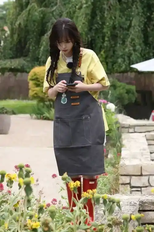 虞书欣扎触角小辫可爱灵动 在花园甜笑少女感满满