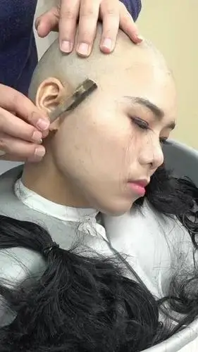 剃光头没有什么大不了的,几年后又是长发飘飘