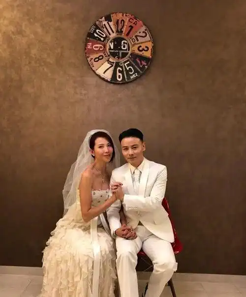 蔡少芬晒结婚纪念照,母女越来越像好似复制粘贴太完美