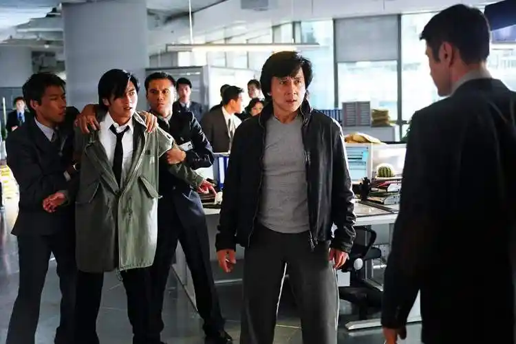 成龙谢霆锋为拯救香港电影,超预算花1.2亿,搏命拍出这部电影