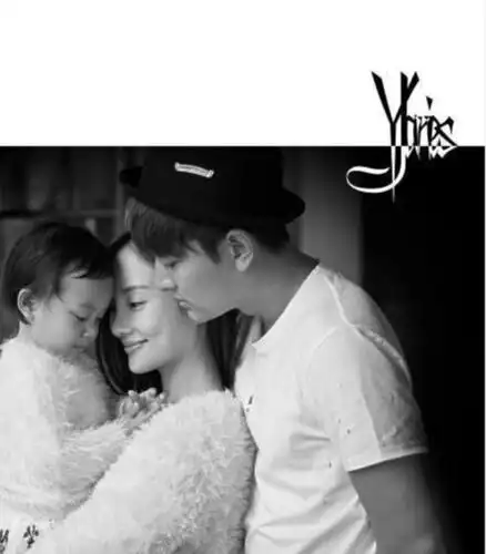 贾乃亮晒全家福 李小璐甜馨都被他黑惨了(图)