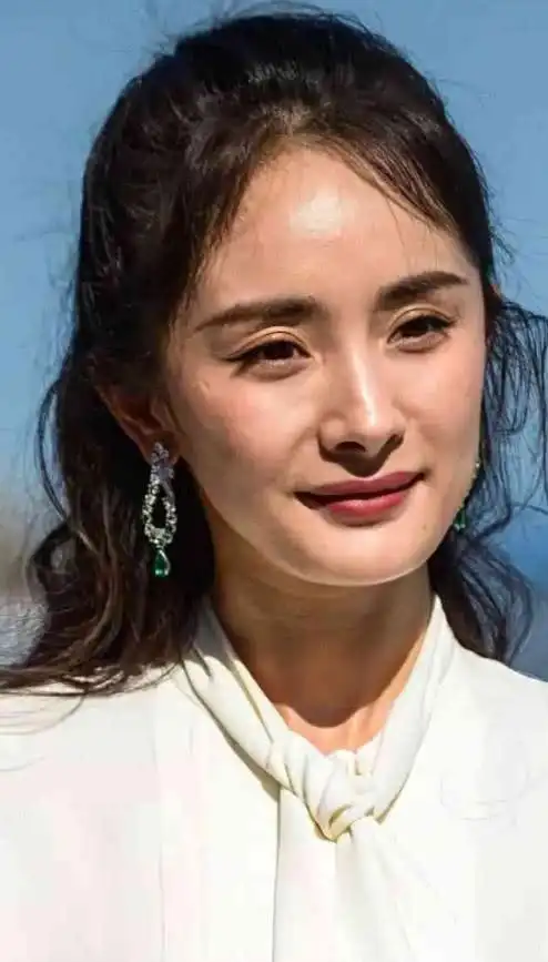 整个人看上十分显老,与之前所见识到的杨幂完全不一样,所以很多网友持