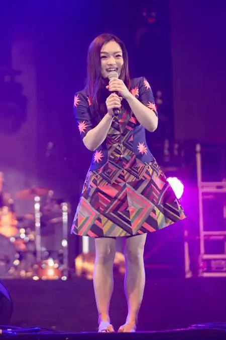 徐佳莹光脚参加音乐节演出将三度加盟犀利趴