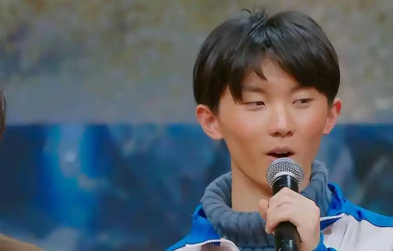 马嘉祺20岁生日晒vlog被嘲:长相平平难火,复读一年才多考58分_张颂文