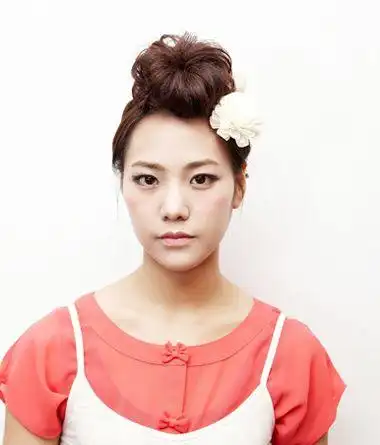 脸大的女生把头发扎起来适合什么样刘海 脸型大的人什么刘海好看