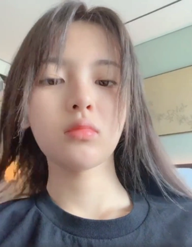 杨超越刚洗完头就晒自拍,"素颜照"被疯传,网友:嘴唇才是亮点