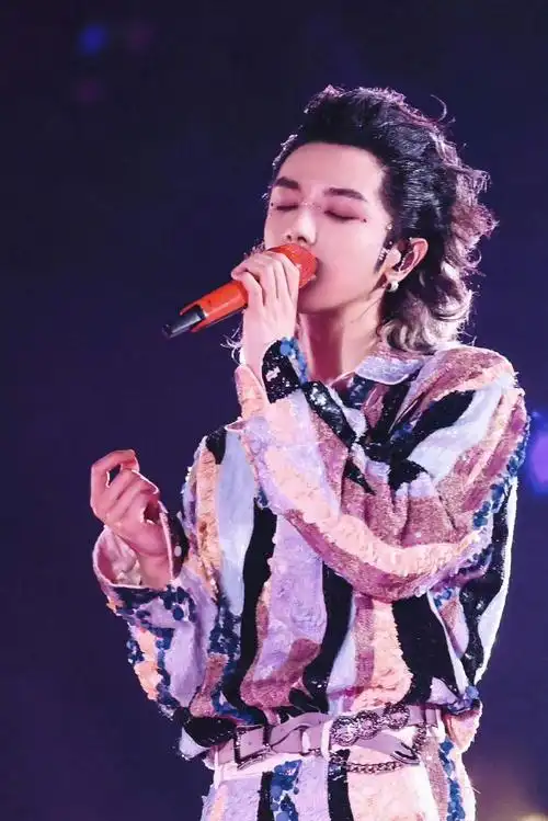 华晨宇光影碰撞火星概念大片##华晨宇鸟巢演唱会造型