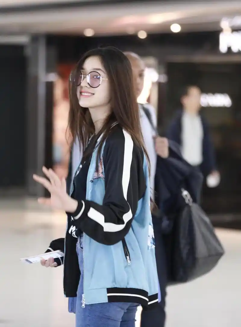 明星爱大牌:林允运动风造型现身机场 刺绣单品好抢眼