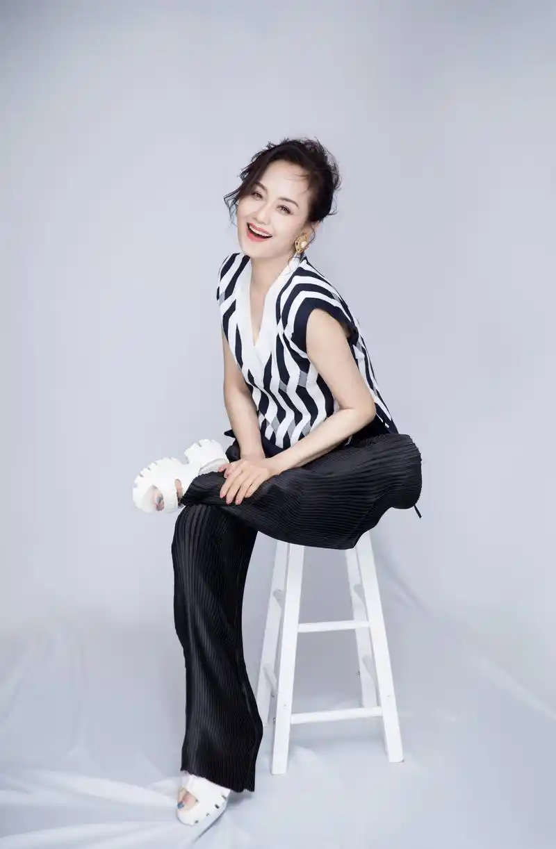 李颖:富婆专业户,56岁不老女神