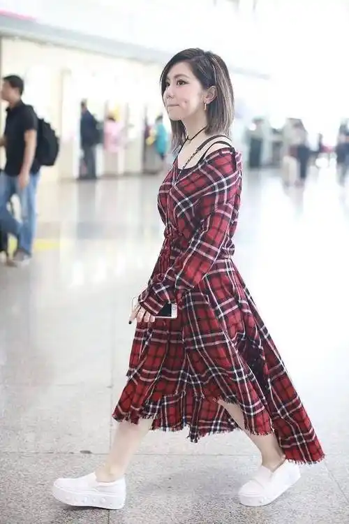 邓紫棋终于不"作妖"了,穿格纹连衣裙故露一边,意外显高又时髦_的设计