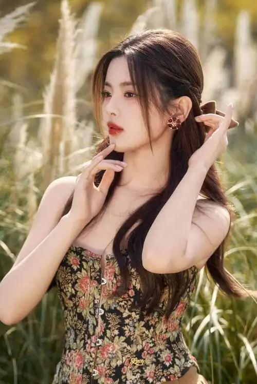 杨超越穿繁花抹胸上衣明媚动人 百褶裙下美腿吸睛