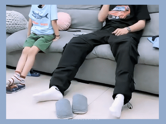 猪猪的脚和拖鞋的"战争" @uniq-王一博 cr:月见朝颜