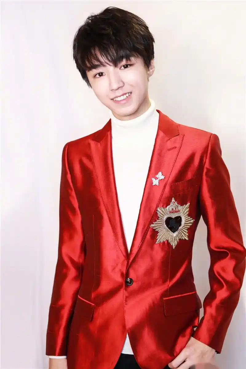 王俊凯修身红色西服大展优越大长腿,愈发彰显年轻活力和节日气息.