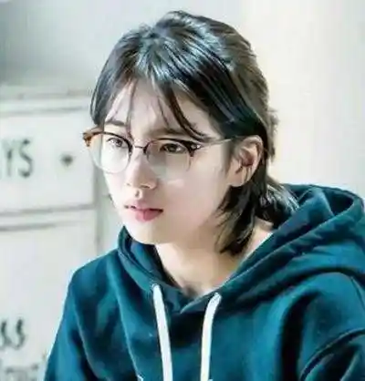 适合戴眼镜女生的刘海发型,戴眼镜适合哪种刘海