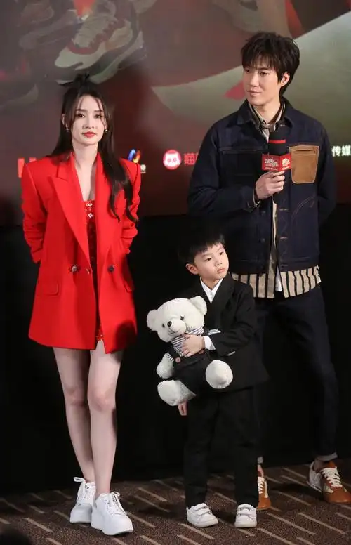 李沁穿红色锦鲤裙清纯美艳 和常远"cp"感十足