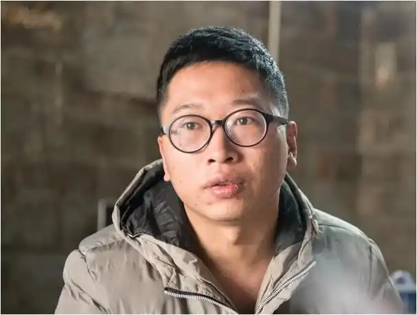 黄方琼,这个美丽的重庆姑娘,一直在手机的另一端陪伴着刘海涛,他们