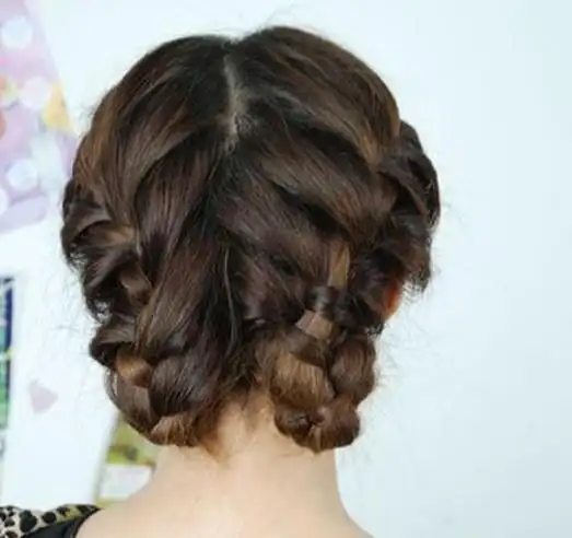 一款简单又时尚的麻花辫编发发型,两股麻花辫造型显得清爽利落,快跟