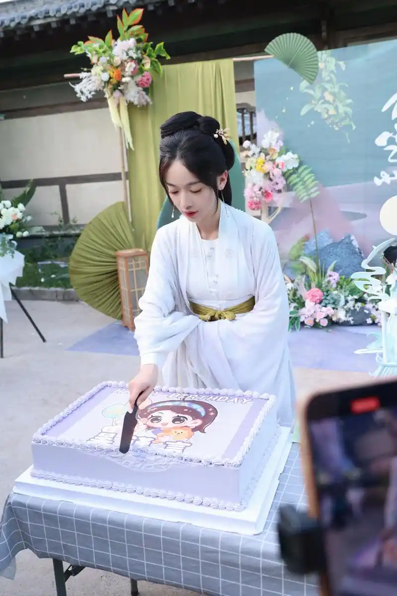 吴谨言墨雨云间# [生日蛋糕] 生日现场奶油蛋糕及伴手礼贴纸来啦!