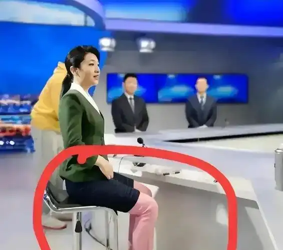 与此同时,戚薇的状况也并不乐观,她不仅脱去了裤子,还将上衣的袖子